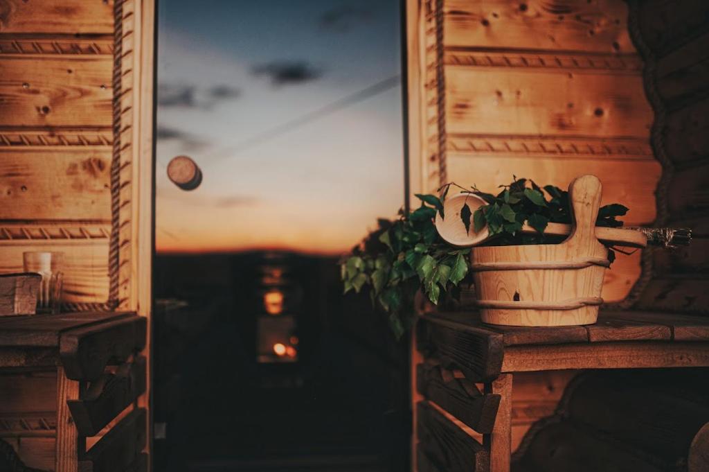 Pohľad na východ alebo západ slnka z farmy alebo blízkeho okolia