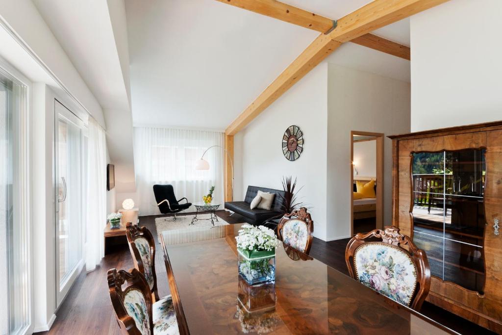 sala de estar con mesa de madera y sillas en Bacher Ferienwohnungen, en Virgen