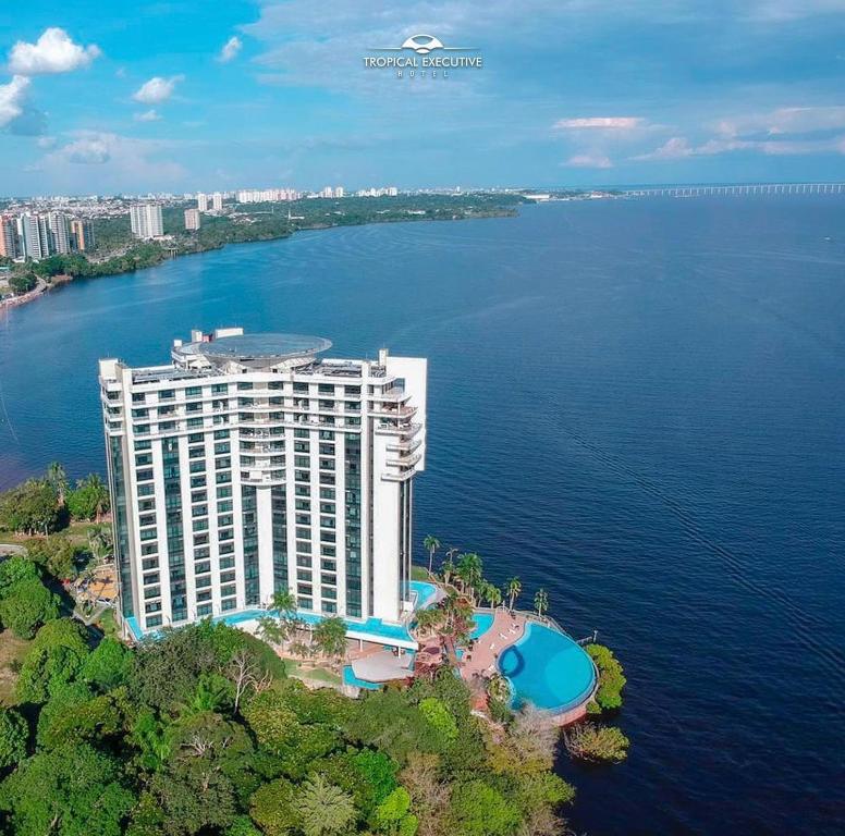 una vista aérea de un hotel sobre el agua en Tropical Executive Hotel Flats, en Manaus