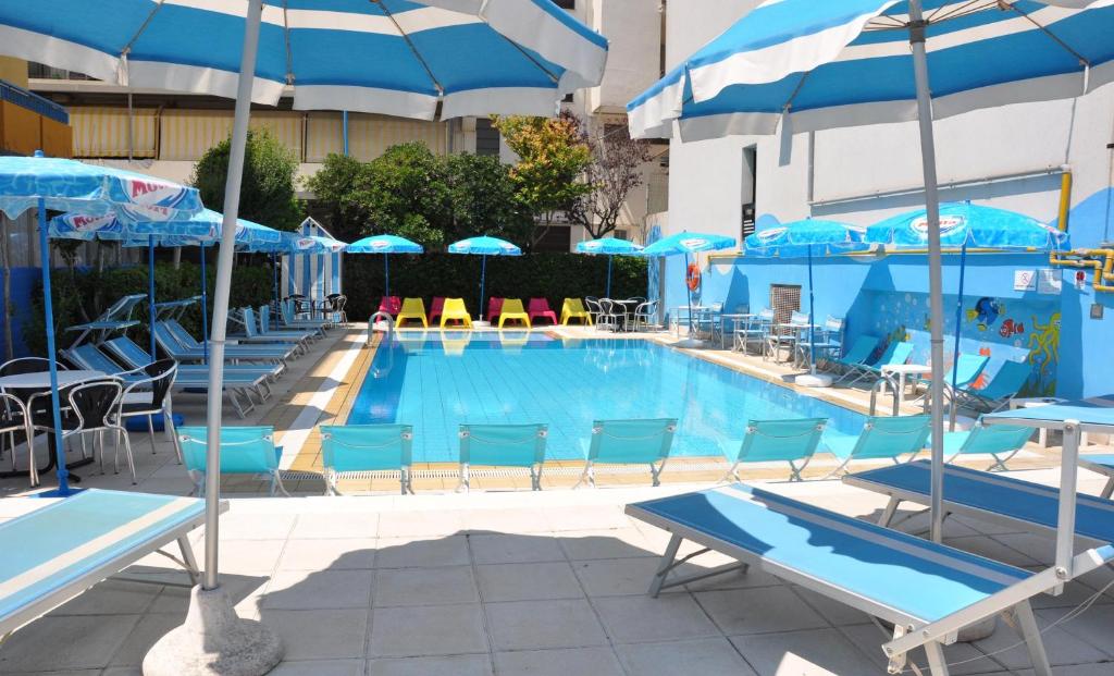 Bazén v ubytování Hotel Adelphi nebo v jeho okolí