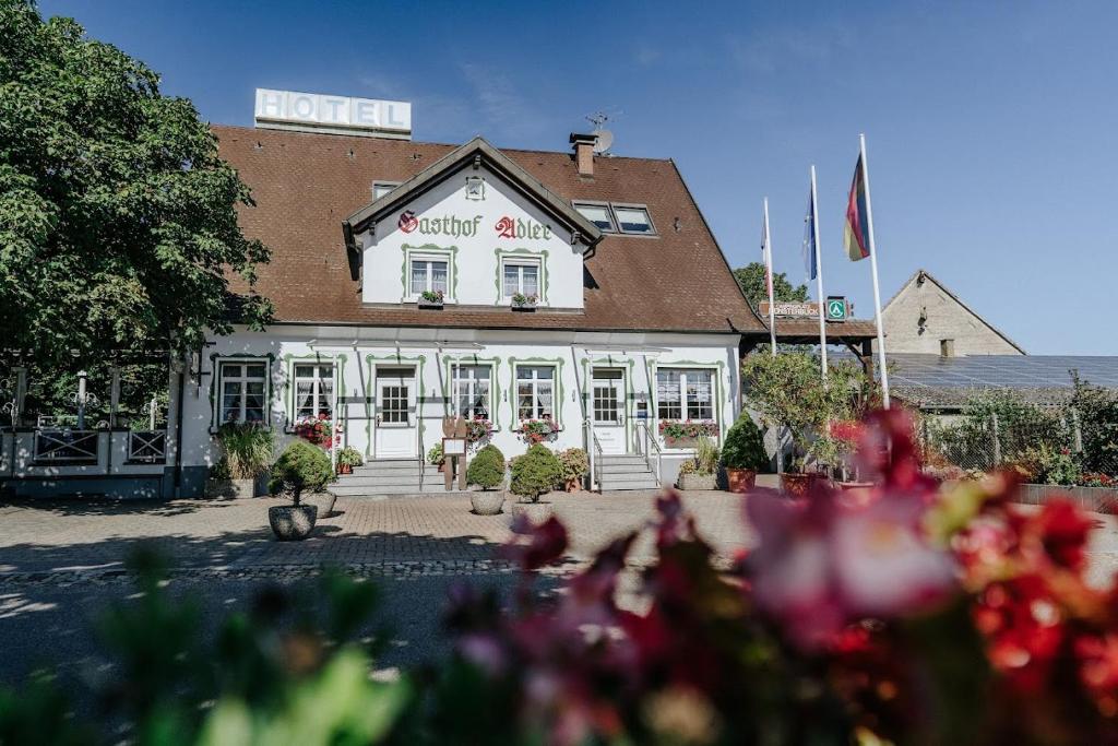 ブライザッハ・アム・ラインにあるLandgasthof Adlerの花の目の前のホテルの建物