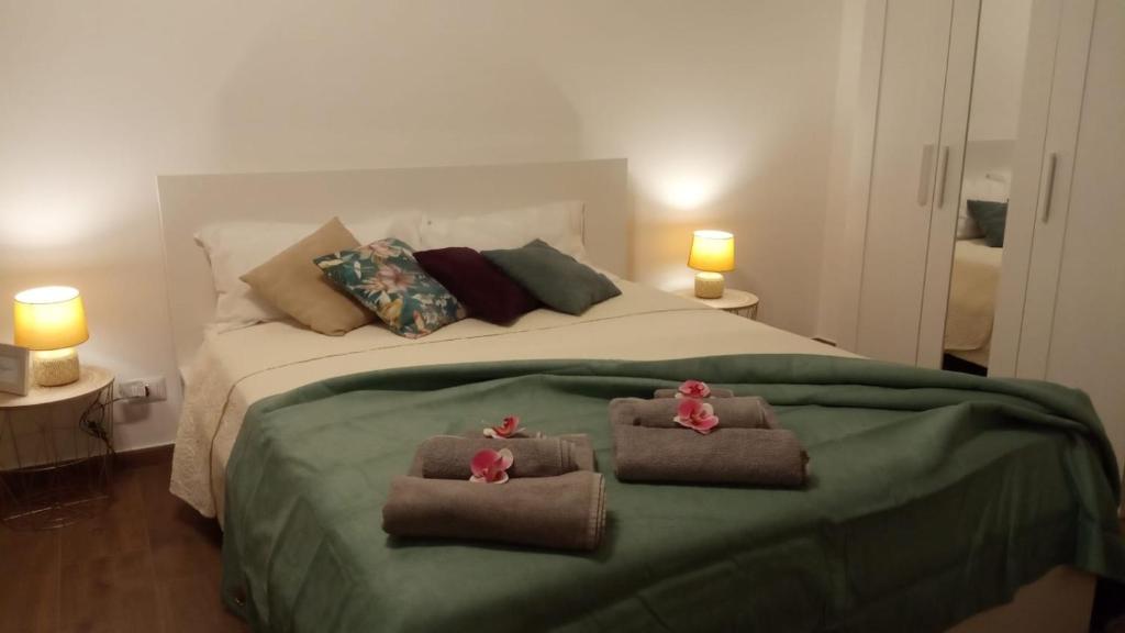 1 dormitorio con 1 cama con 2 toallas en Residenze Sorrentino, en Bari