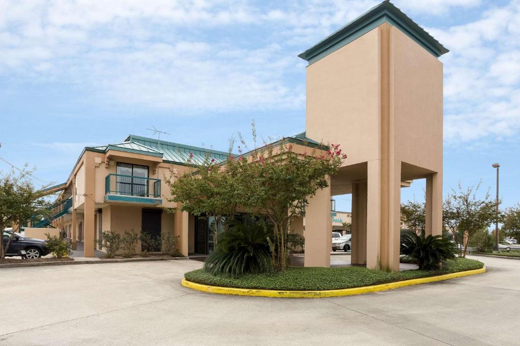 un edificio con un árbol delante de él en Rodeway Inn & Suites en Nueva Orleans