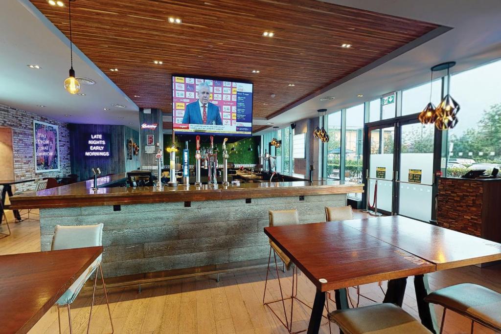 TV a/nebo společenská místnost v ubytování Village Hotel Solihull