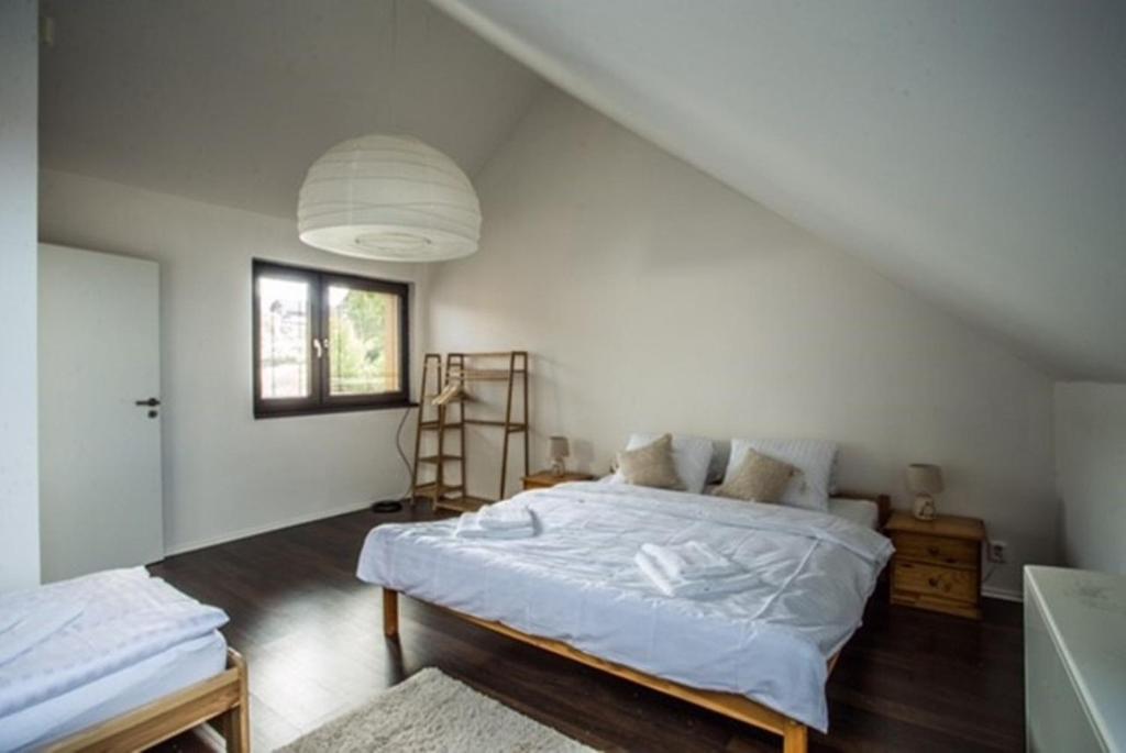 ein Schlafzimmer mit einem Bett und einer Leiter darin in der Unterkunft Dovolenkový dom - Kompas in Pavčina Lehota