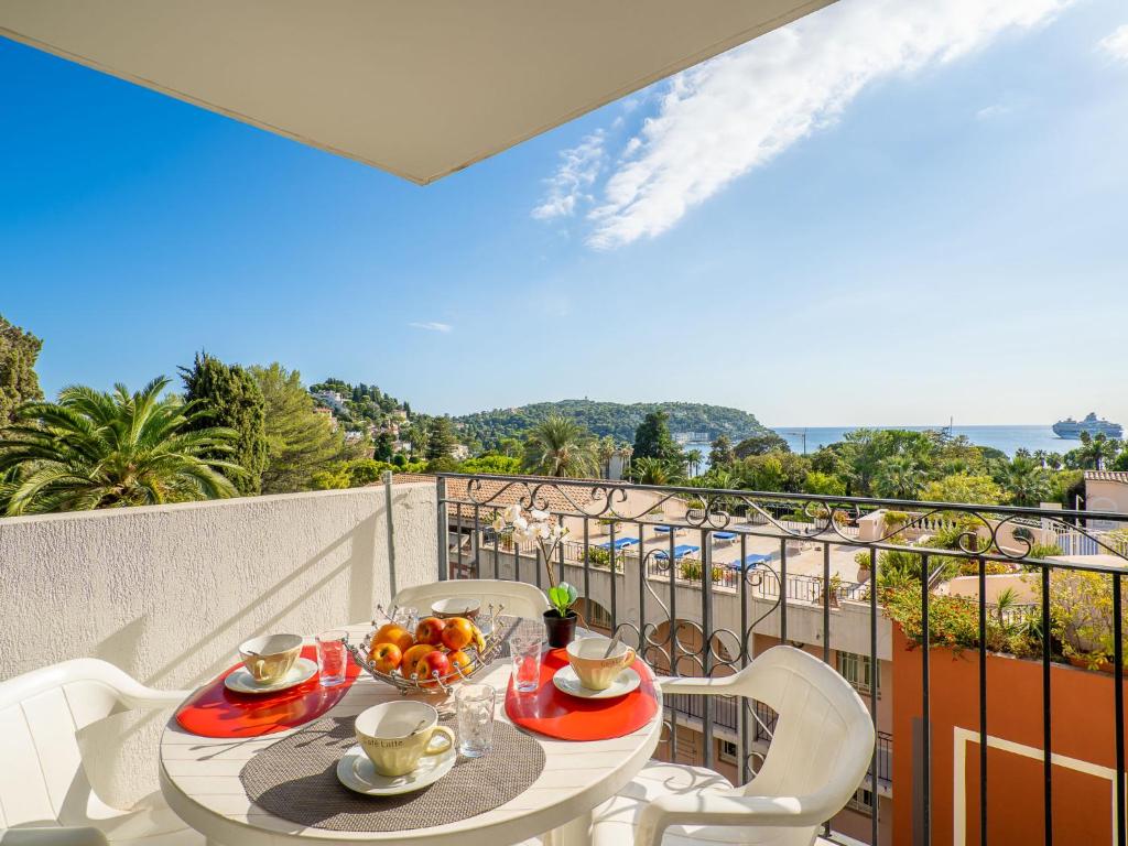 einen Tisch mit einer Obstschale auf dem Balkon in der Unterkunft Apartment L'Ange Gardien by Interhome in Beaulieu-sur-Mer