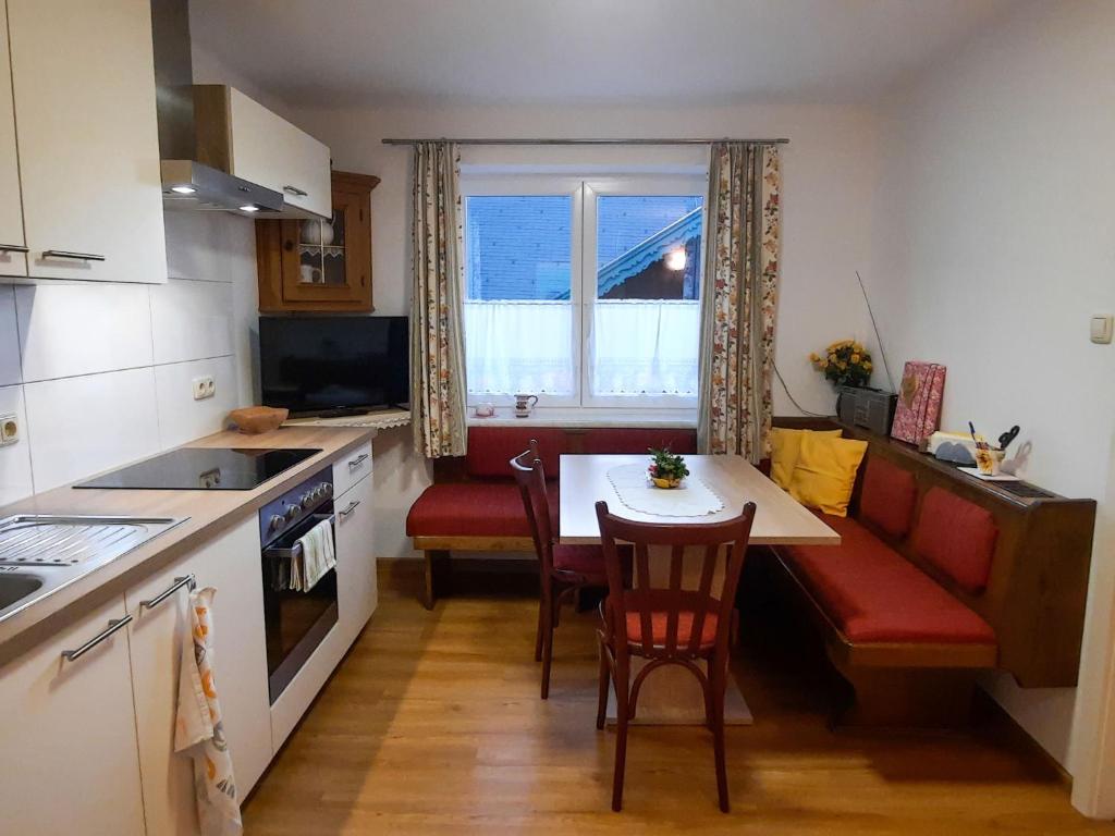 Kuchyň nebo kuchyňský kout v ubytování Holiday Home Mayrhofer by Interhome