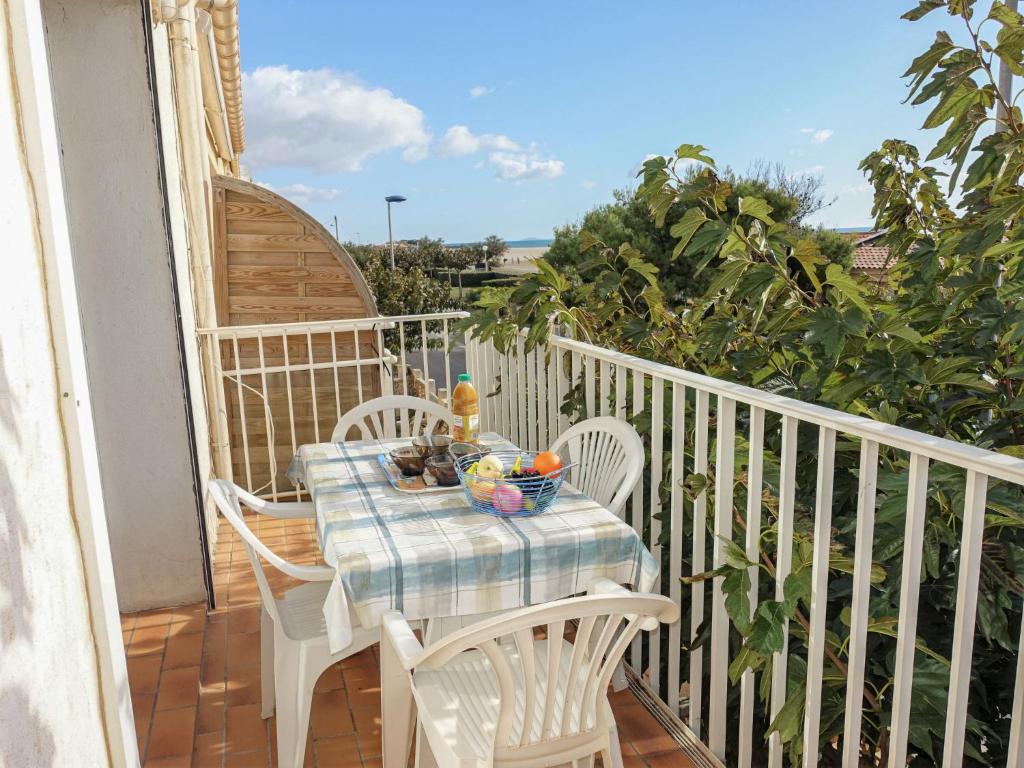 une table avec un bol de fruits sur un balcon dans l'établissement Apartment Corsaires 63 by Interhome, à Saint Pierre La Mer