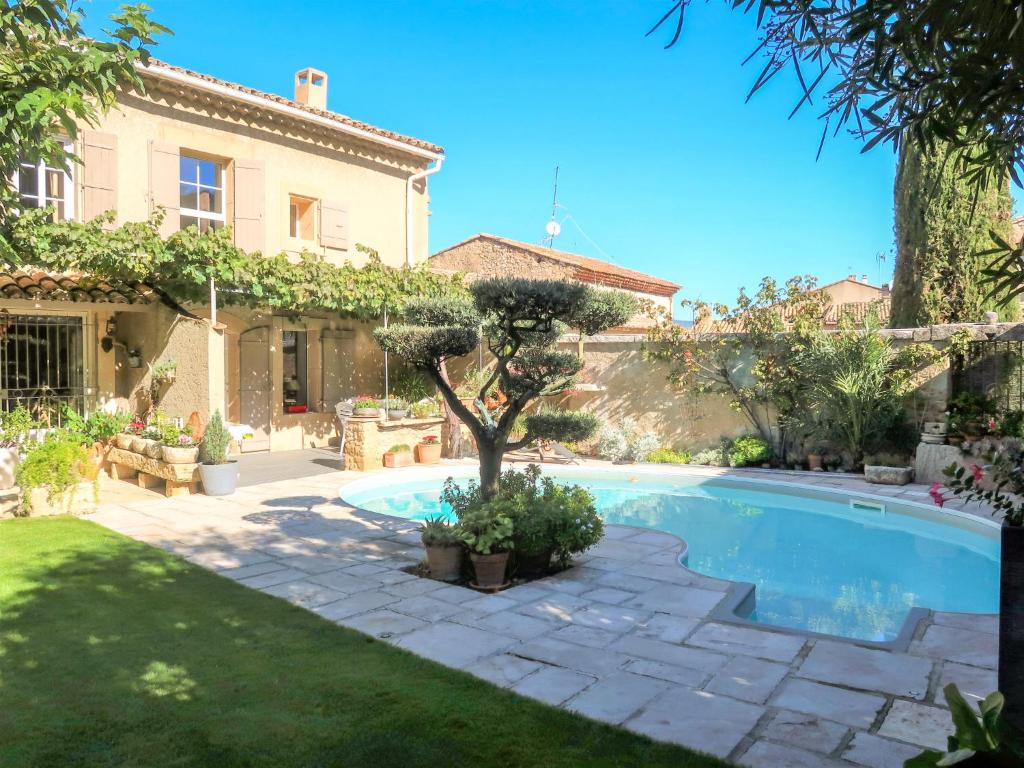 a house with a swimming pool in a yard at Holiday Home La Croix du Puits by Interhome in Robion en Luberon