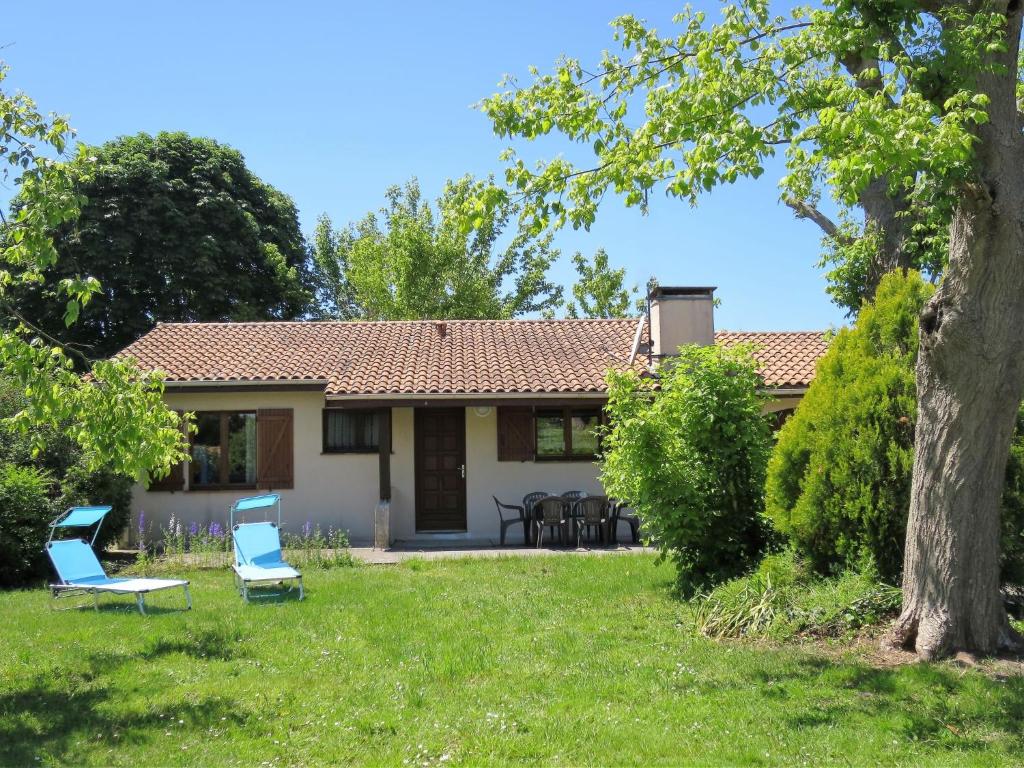 una casa con dos sillas en el patio en Holiday Home La Rose des Sables by Interhome en Arès