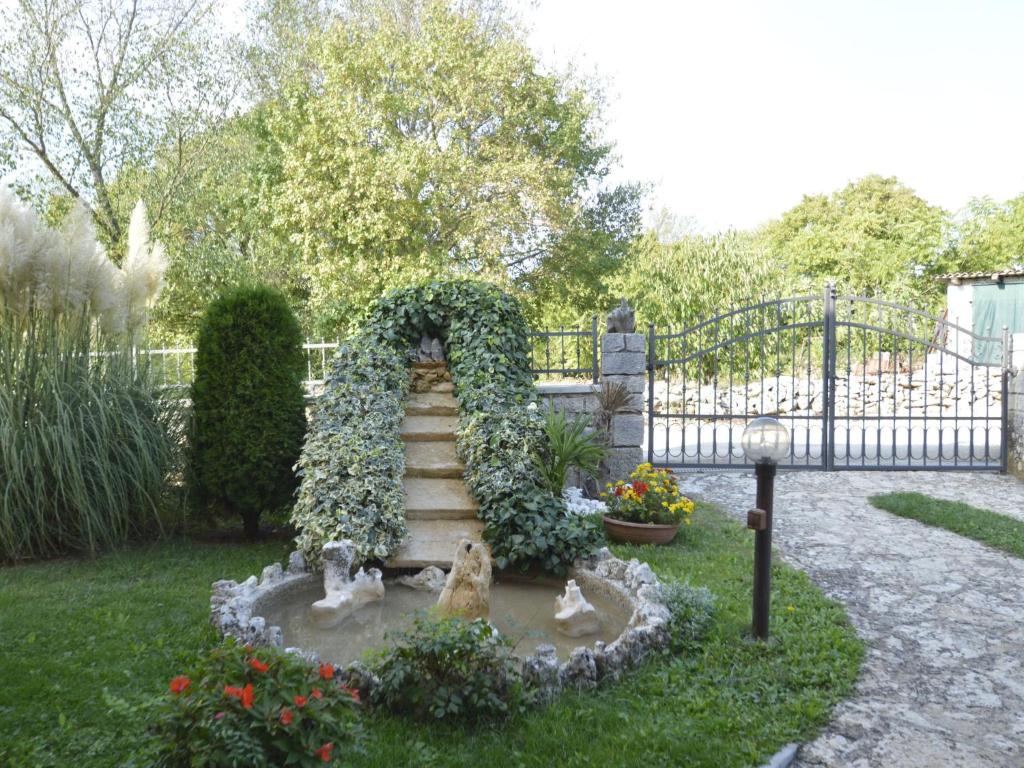 Vonkajšia záhrada v ubytovaní Apartment Cekić-2 by Interhome