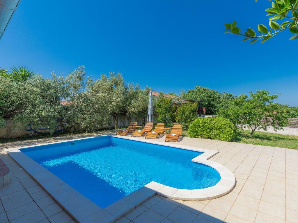 Bazén v ubytovaní Holiday Home Cherry by Interhome alebo v jeho blízkosti