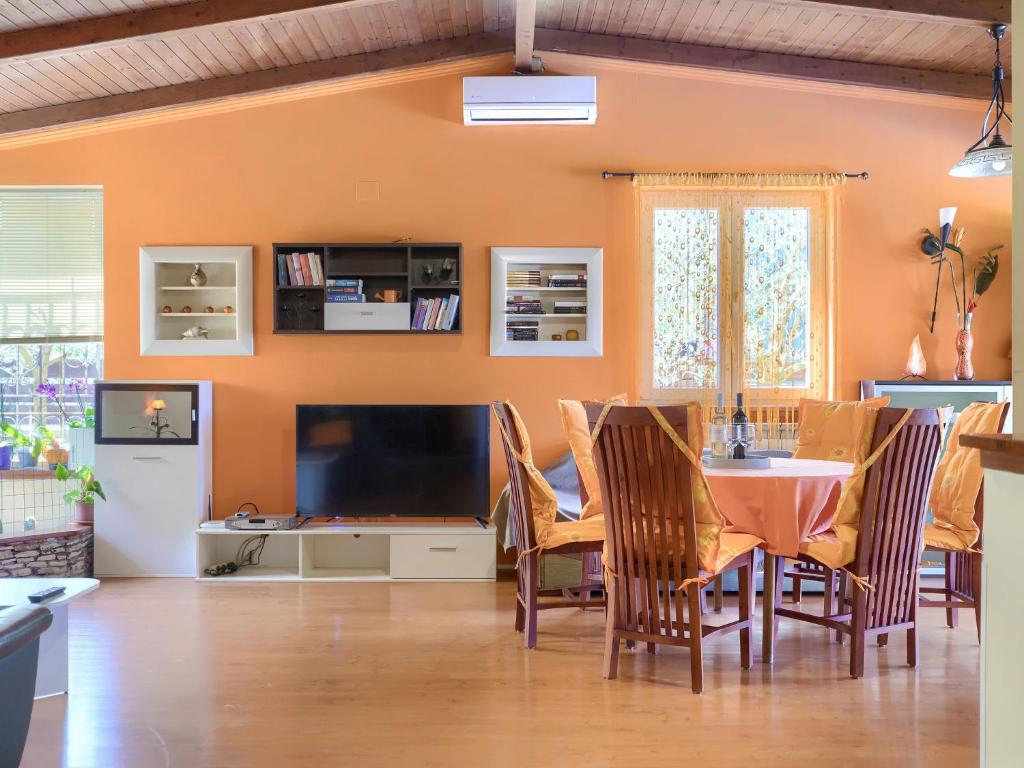 Televízia a/alebo spoločenská miestnosť v ubytovaní Holiday Home Cherry by Interhome