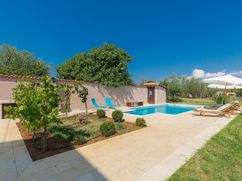 Bazén v ubytování Holiday Home Lancin by Interhome nebo v jeho okolí