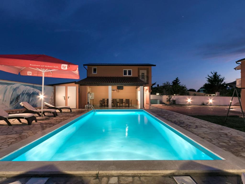 Bazén v ubytování Holiday Home VIlla Eldina by Interhome nebo v jeho okolí