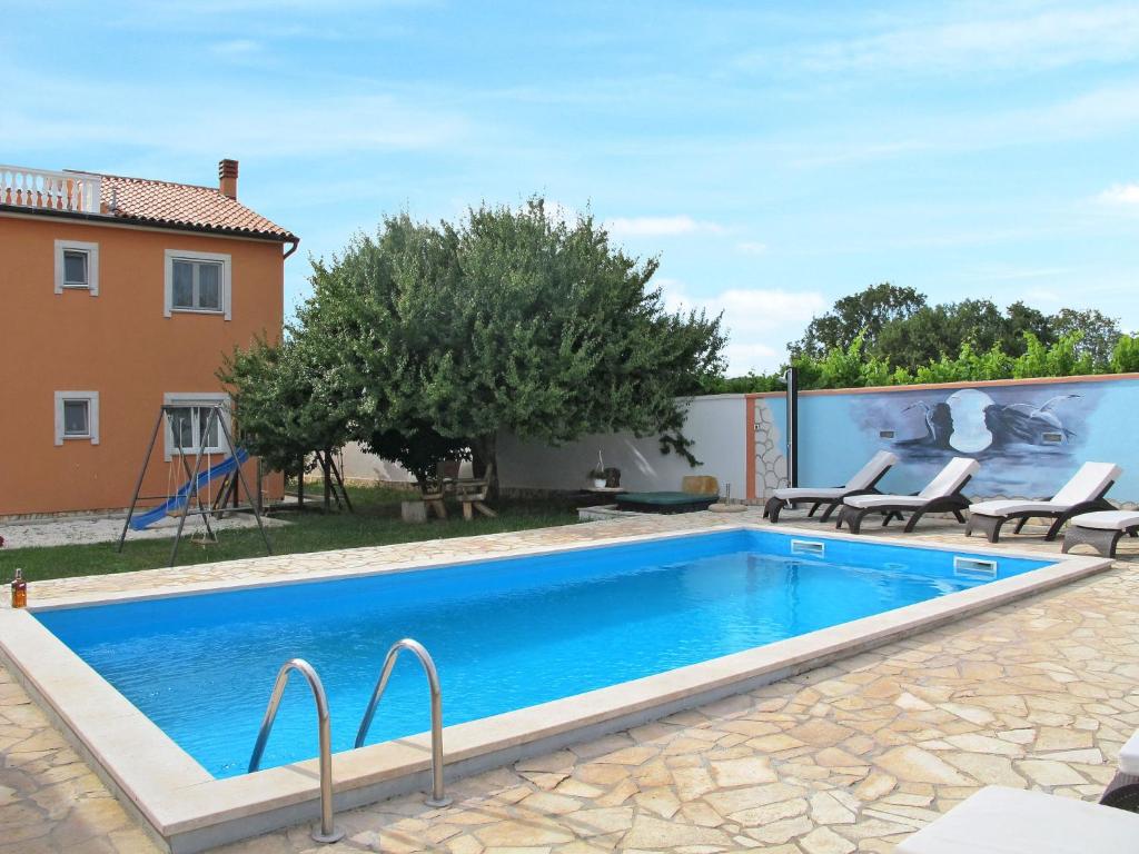 Bazén v ubytování Holiday Home VIlla Eldina by Interhome nebo v jeho okolí