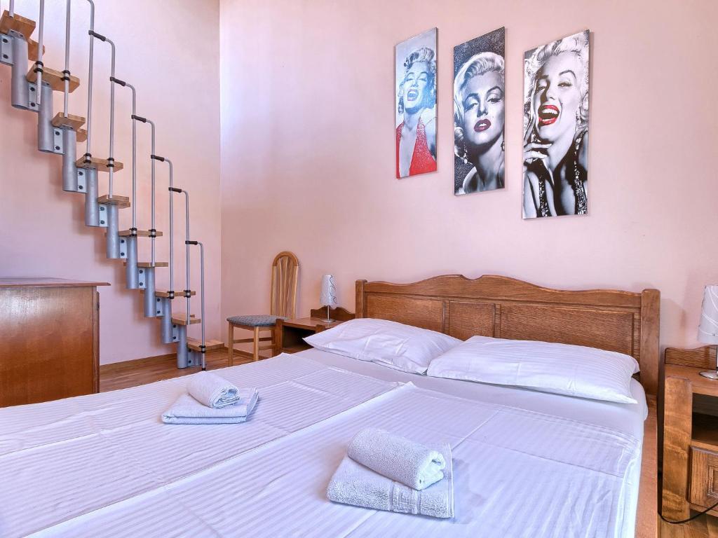 Postel nebo postele na pokoji v ubytování Holiday Home VIlla Eldina by Interhome