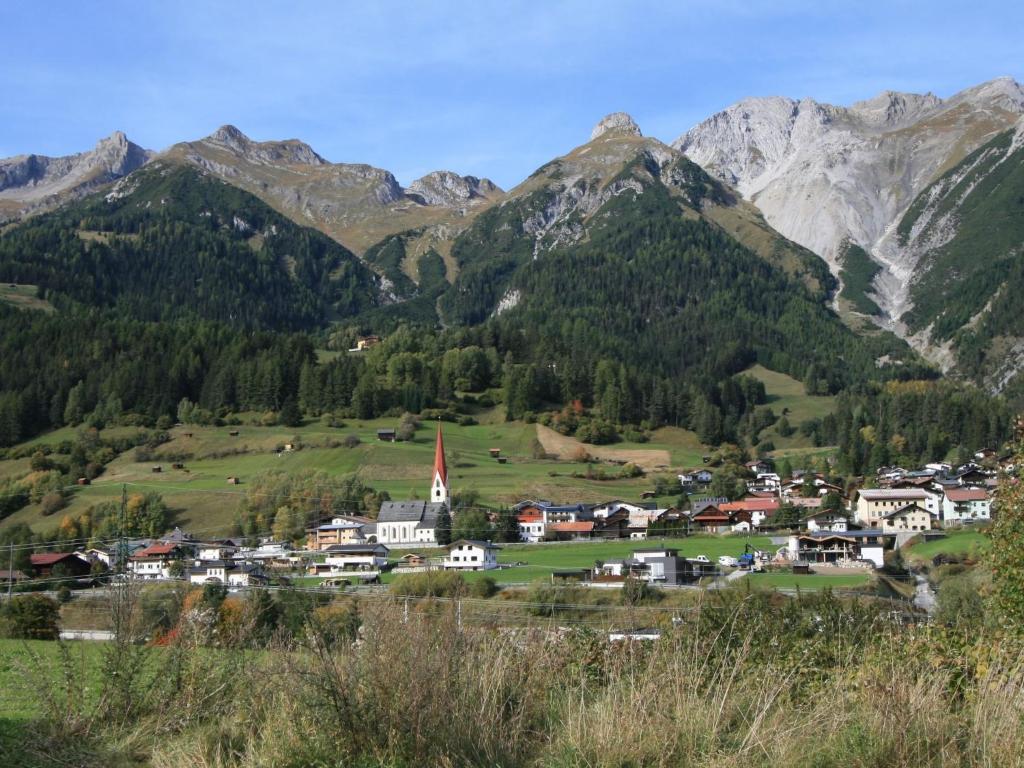 eine kleine Stadt in einem Tal mit Bergen im Hintergrund in der Unterkunft Apartment Christina by Interhome in Pettneu am Arlberg
