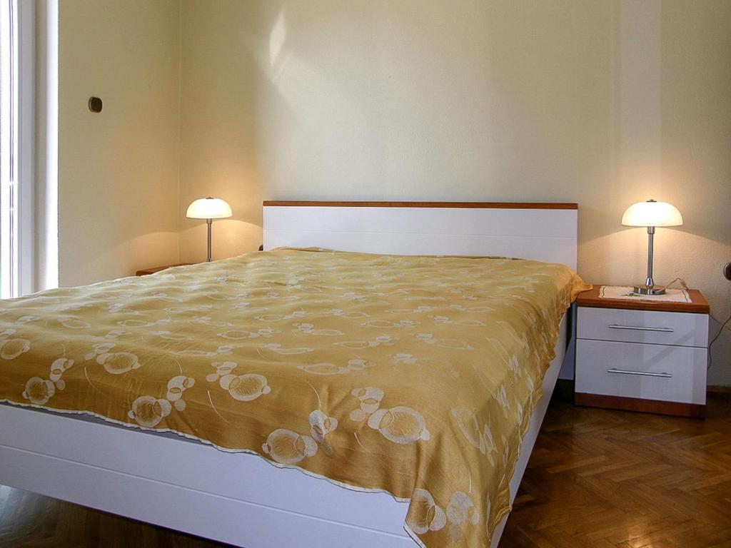 Postel nebo postele na pokoji v ubytování Apartment Matko by Interhome