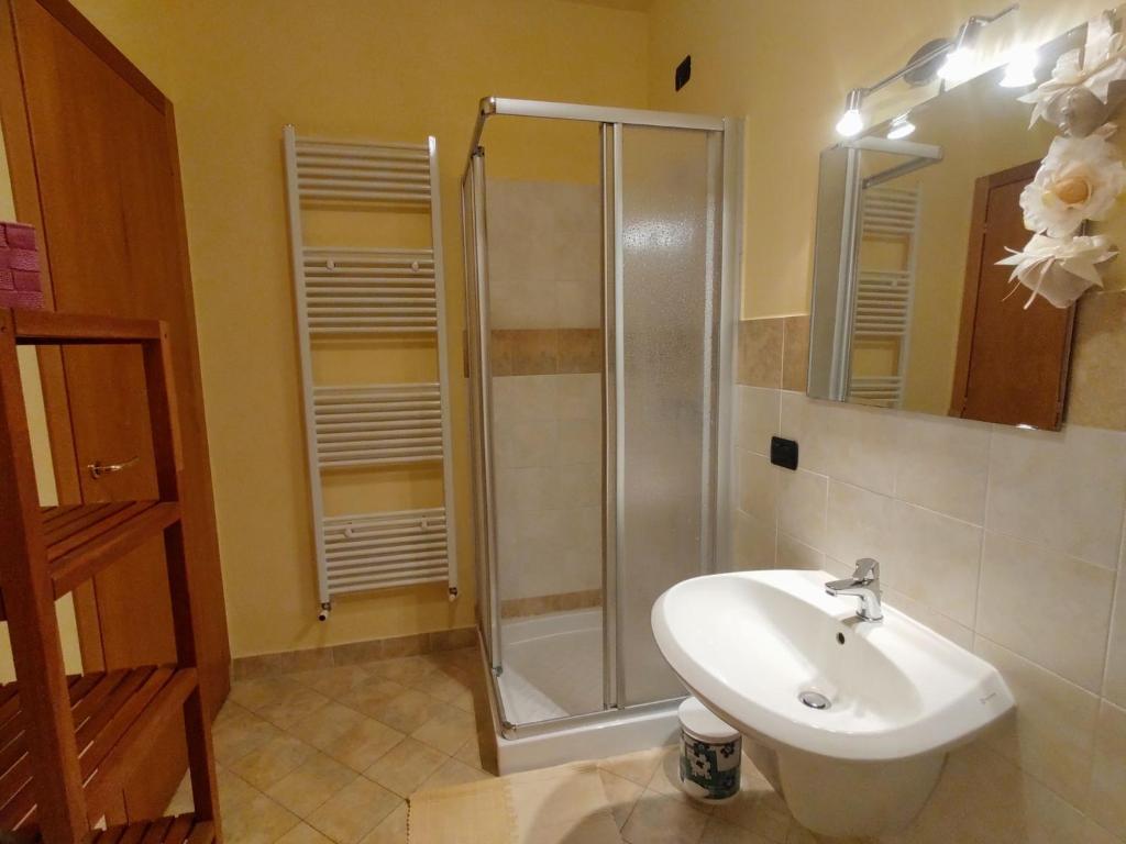 Kúpeľňa v ubytovaní Apartment Rodondello - CCO340 by Interhome