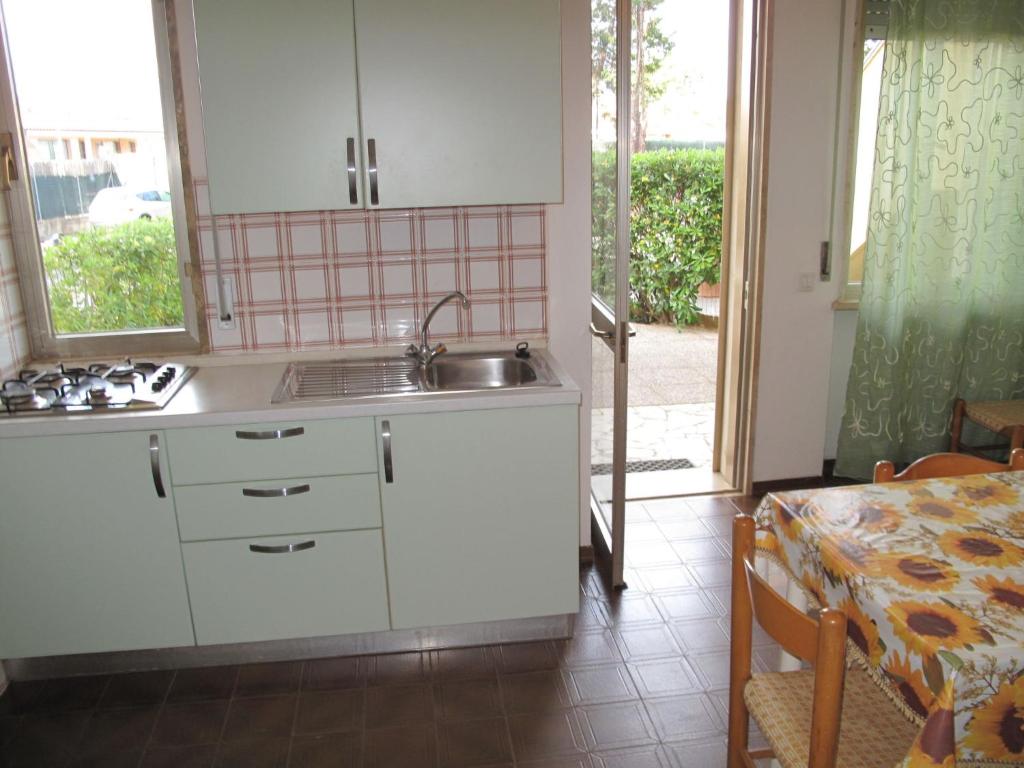 Kuchnia lub aneks kuchenny w obiekcie Apartment Riviera 1 by Interhome