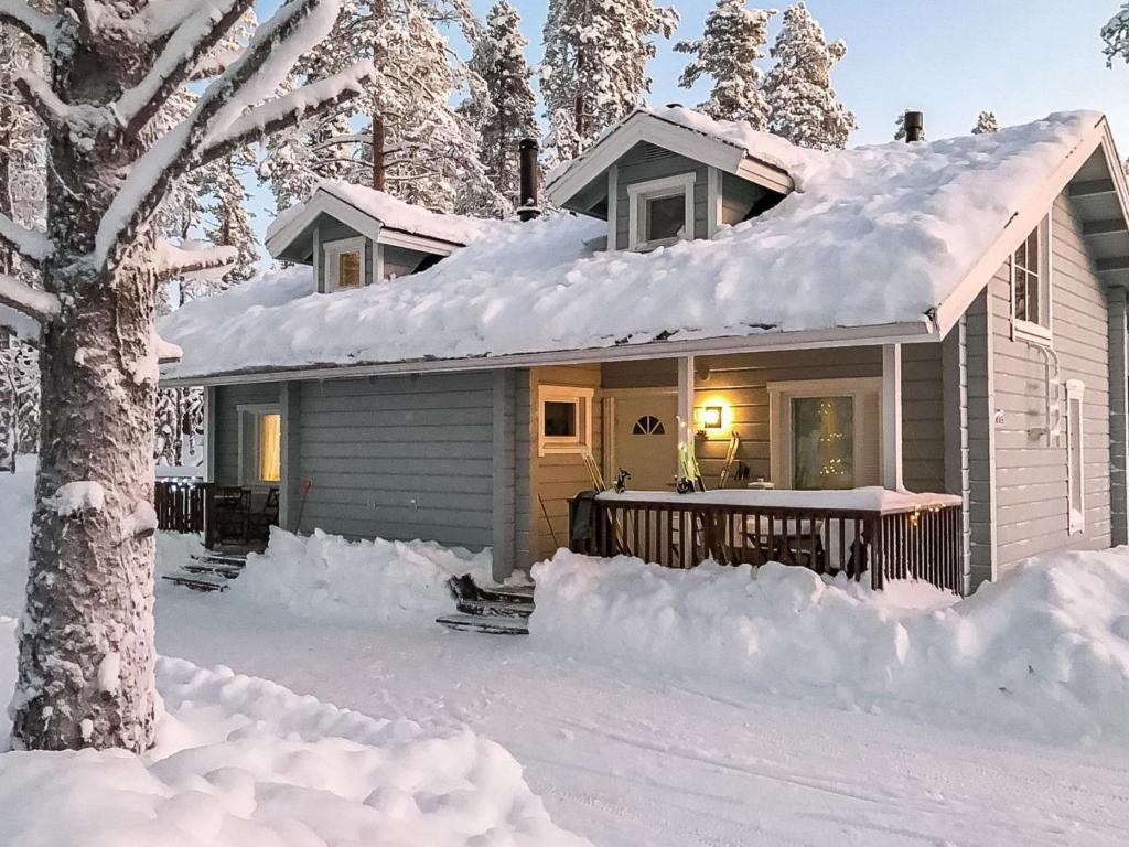 ユッラスヤルヴィにあるHoliday Home Ylläs iisakki as- 10 b by Interhomeの雪に覆われた家