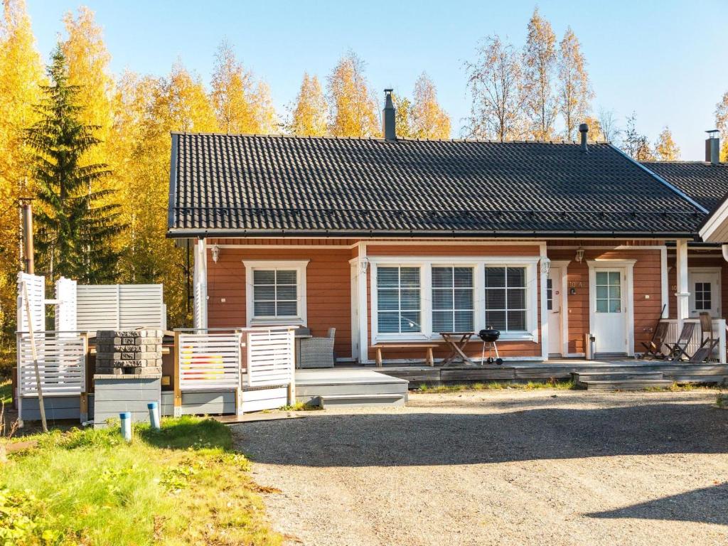 Holiday Home Alppituulahdus 10a by Interhome في Valkeinen: منزل خشبي صغير مع شرفة وكراسي
