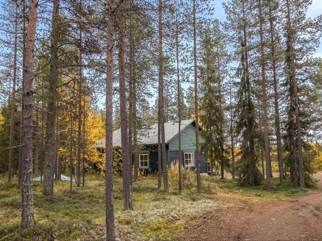 een huis in het bos met bomen bij Holiday Home Suvantovirta by Interhome in Kaukonen