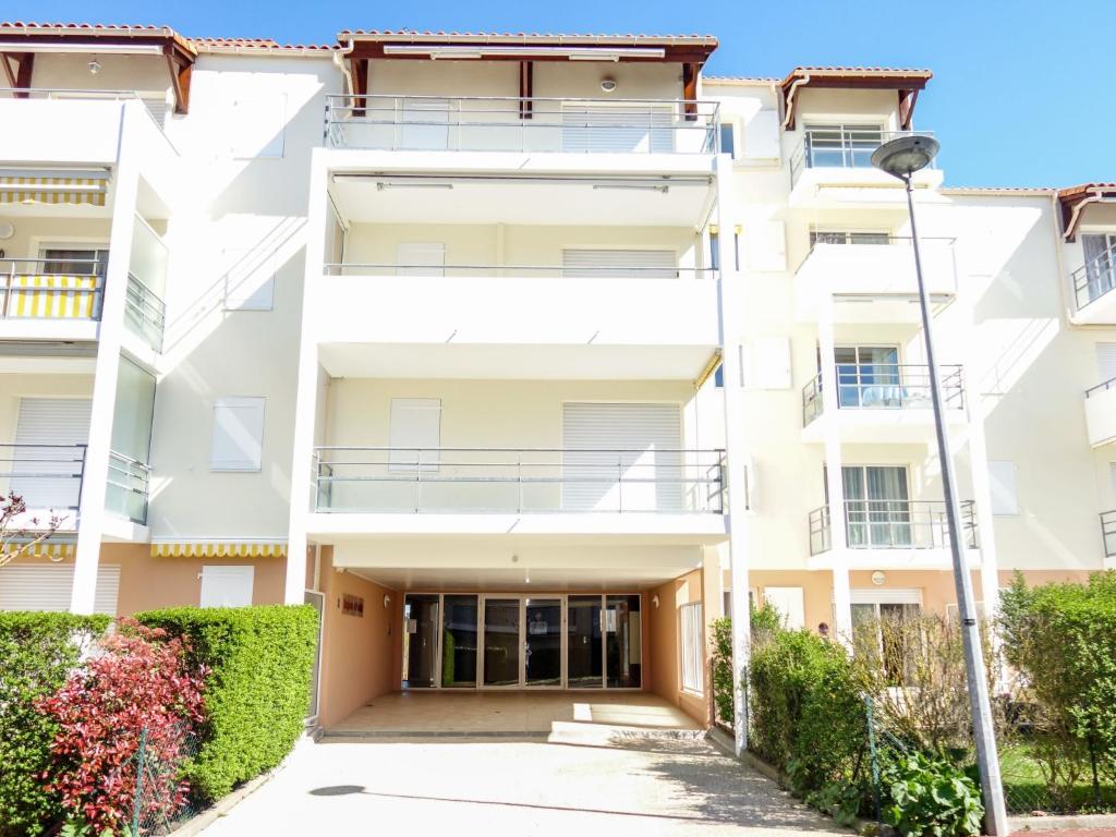 an exterior view of a white apartment building at Apartment Jardins de Pontaillac-1 by Interhome in Pontaillac