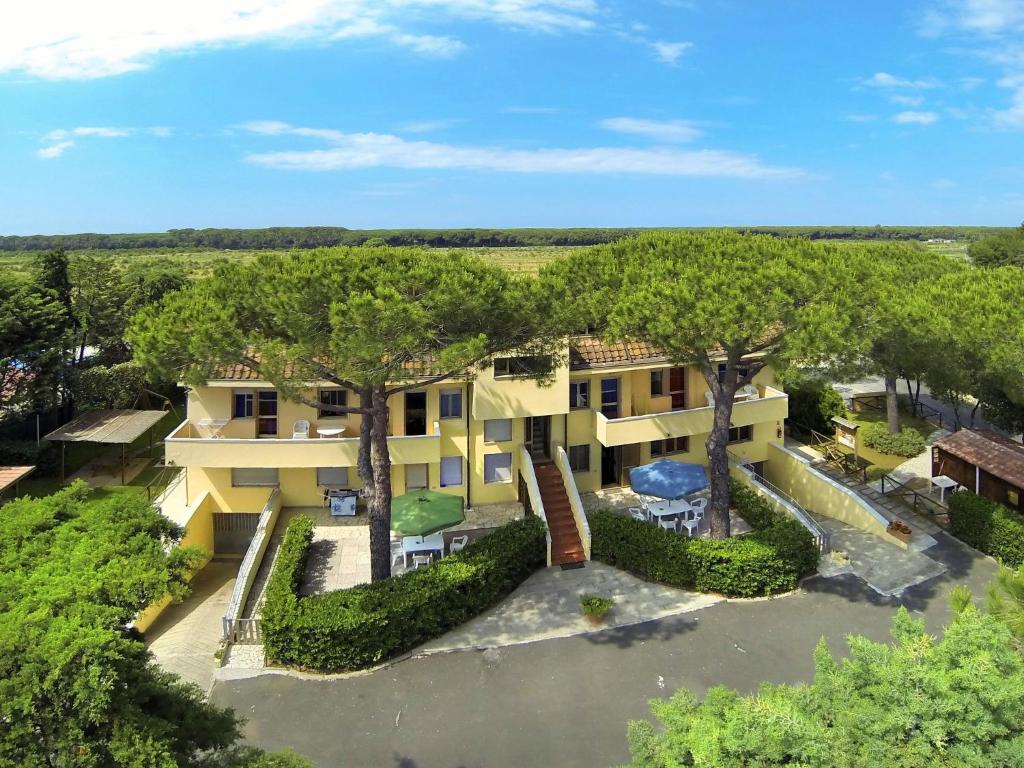 une vue aérienne sur une maison arborée dans l'établissement Apartment Riviera 6 by Interhome, à Marina di Cecina