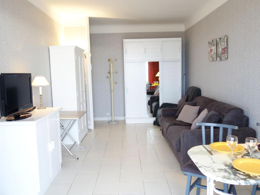 Gallery image of Apartment Les Autans by Interhome in Royan