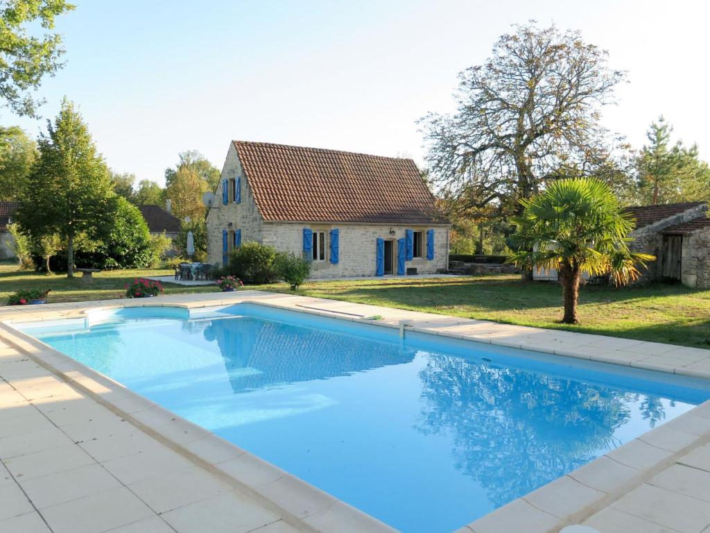 una gran piscina azul frente a una casa en Holiday Home Le Causse du Cluzel by Interhome en Pontcirq