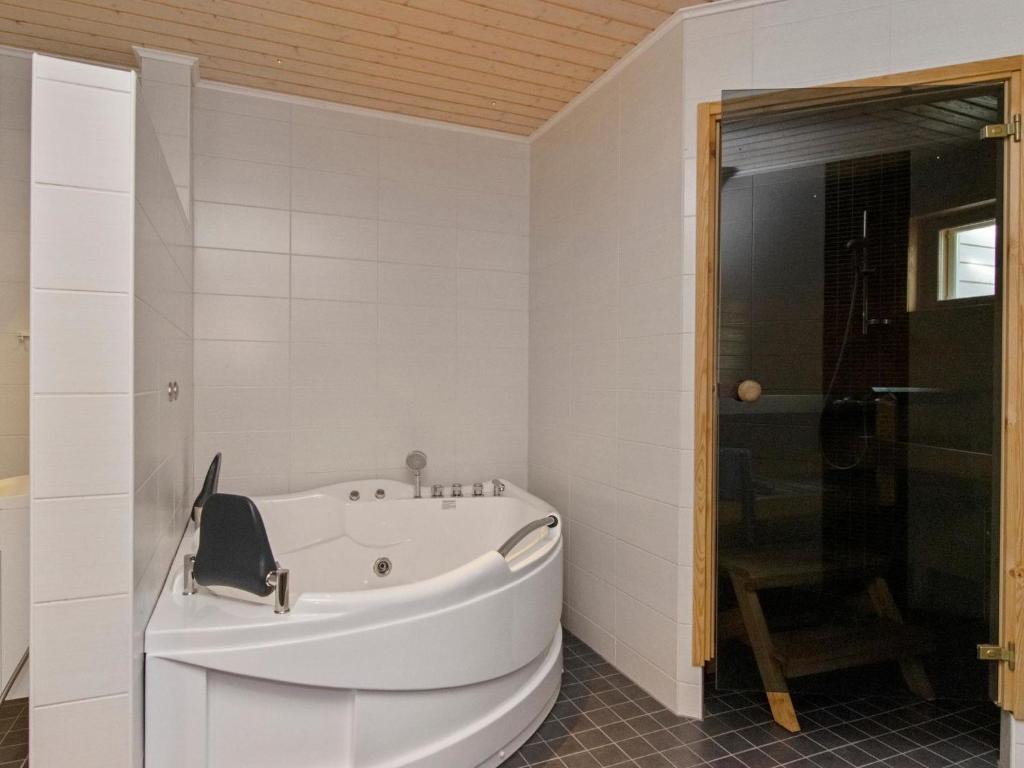 Koupelna v ubytování Holiday Home 4 seasons hymy b by Interhome