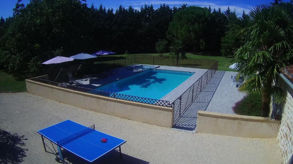 Bazén v ubytování Domaine de l'Asenon nebo v jeho okolí
