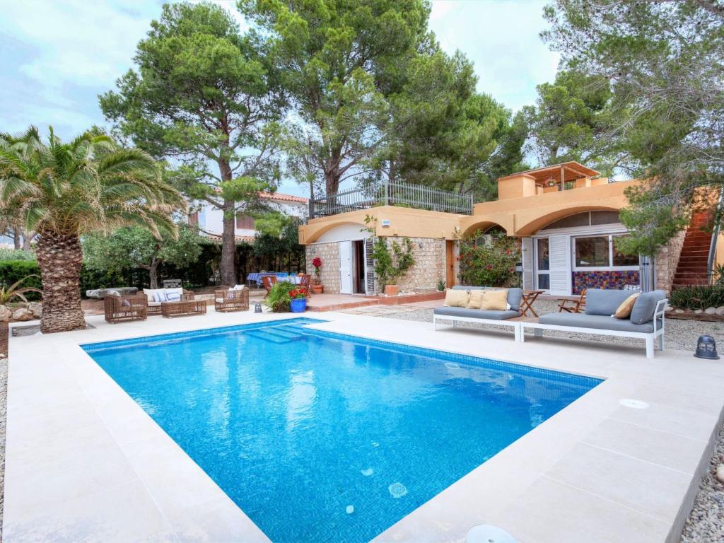 Bazén v ubytování Villa Villa Cala Calafato by Interhome nebo v jeho okolí