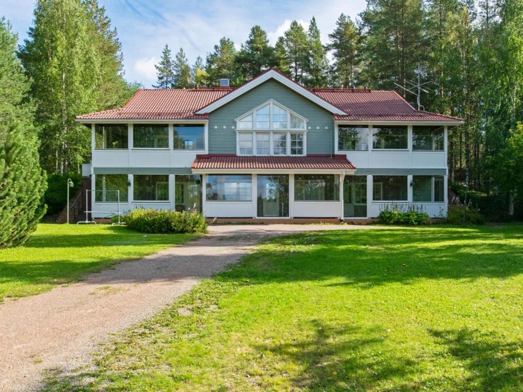 une grande maison blanche avec un toit rouge dans l'établissement Holiday Home Sammal by Interhome, à Kukkola