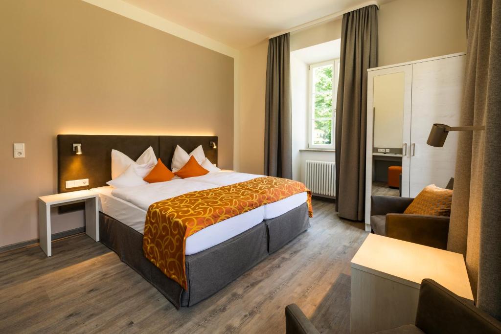 Postel nebo postele na pokoji v ubytování Hotel Kurhaus Bad Bocklet
