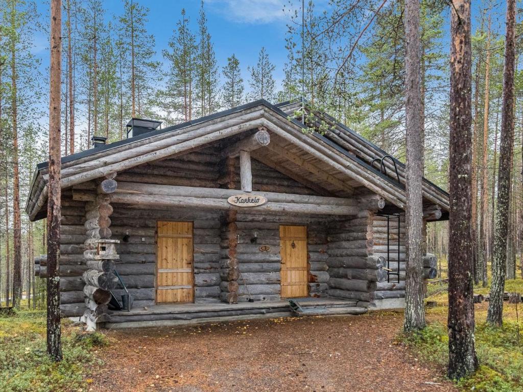 una cabaña de madera en medio del bosque en Holiday Home Ylläsnäkyy 7 - karkelo by Interhome, en Äkäslompolo