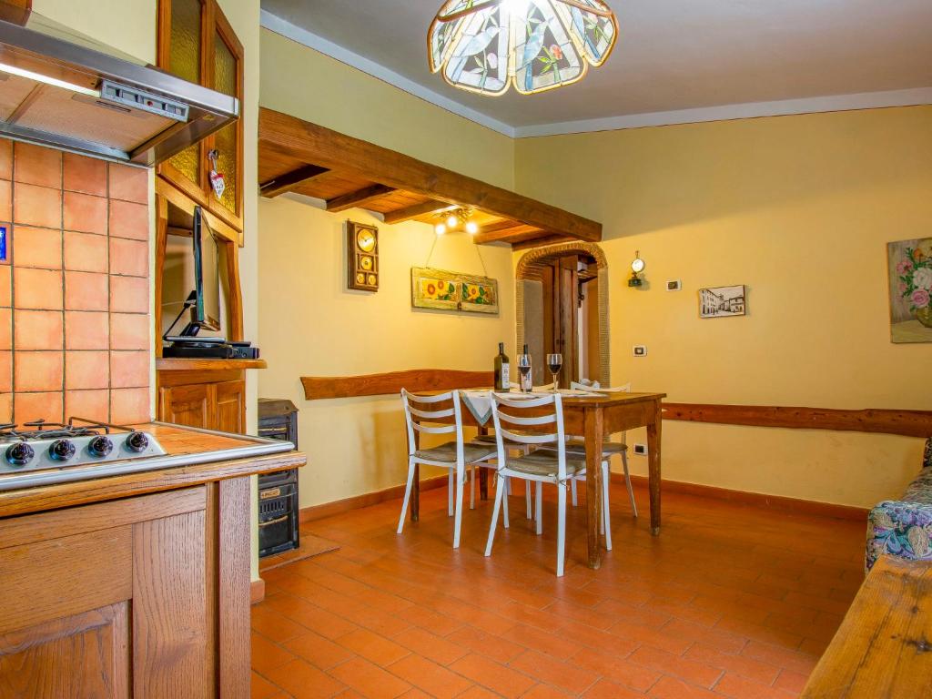 Kuchyňa alebo kuchynka v ubytovaní Holiday Home La Fornace-4 by Interhome