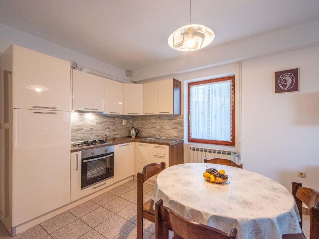 Kuchyňa alebo kuchynka v ubytovaní Apartment Nives-1 by Interhome