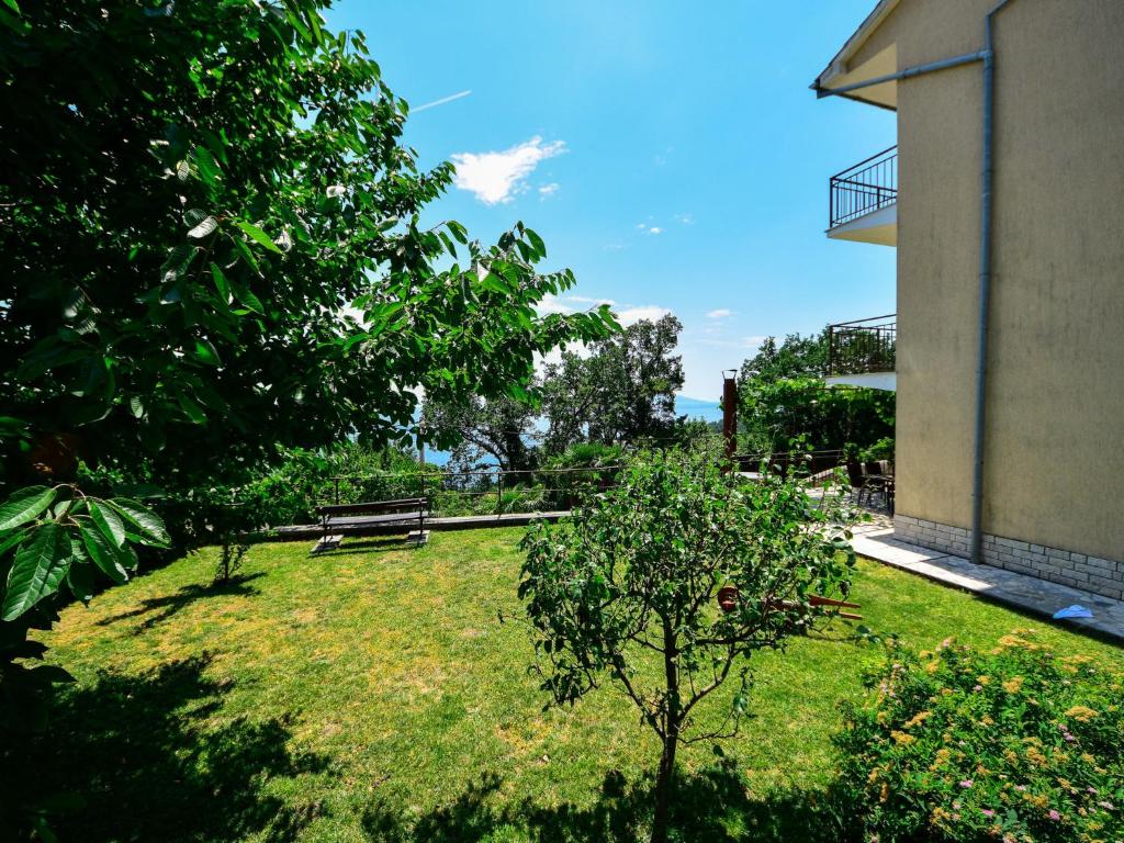 Vonkajšia záhrada v ubytovaní Apartment Nives-1 by Interhome