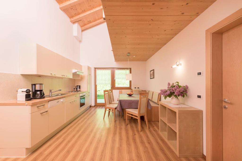 een keuken en eetkamer met een tafel en stoelen bij Apartments La Rives in Santa Cristina in Val Gardena