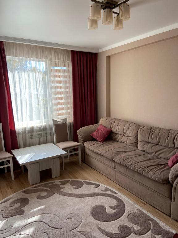 - un salon avec un canapé et une table dans l'établissement Квартира студия, à Izmaïl