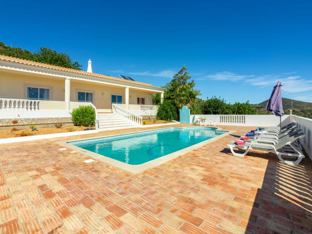 uma villa com uma piscina e uma casa em Holiday Home Paraíso by Interhome em Estoi