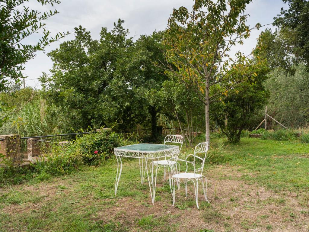 Vonkajšia záhrada v ubytovaní Apartment Casale Ai Noccioli-2 by Interhome
