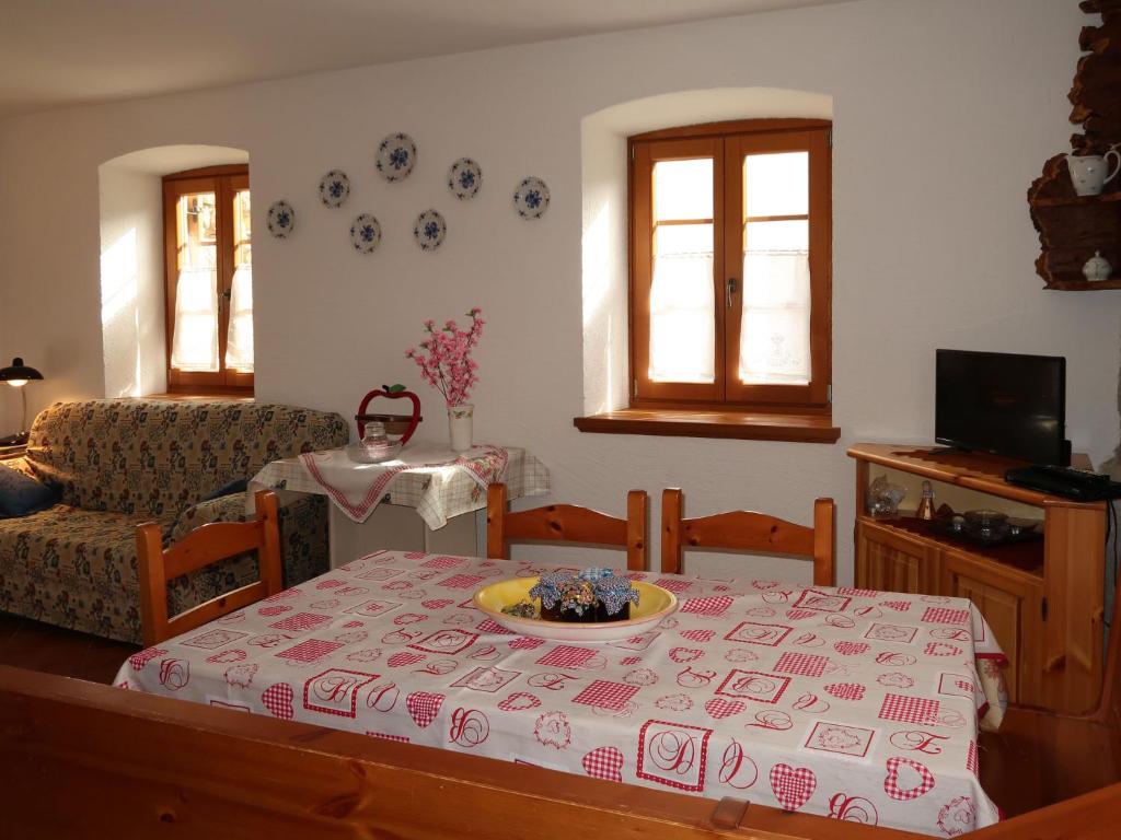 Televízia a/alebo spoločenská miestnosť v ubytovaní Apartment Maso Marini - Appartamento Capriolo by Interhome