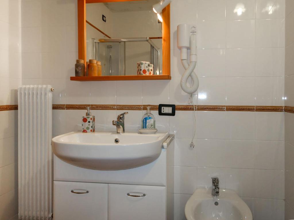 Kúpeľňa v ubytovaní Apartment Maso Marini - Appartamento Capriolo by Interhome