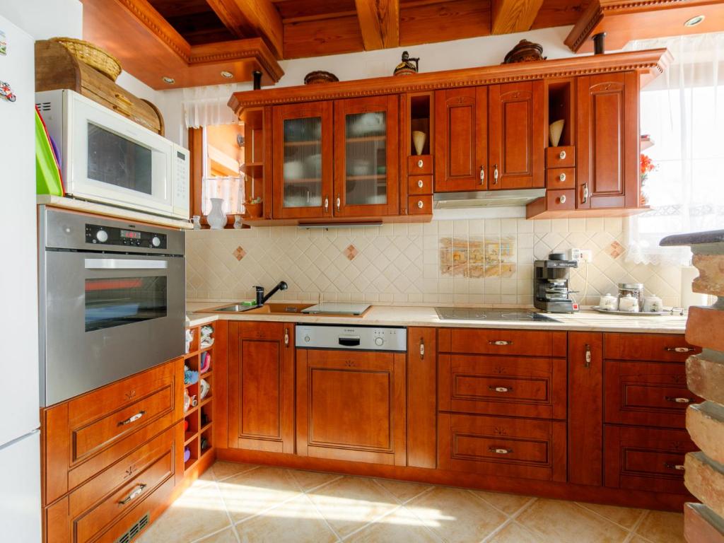 Kuchyňa alebo kuchynka v ubytovaní Apartment Kaldi by Interhome