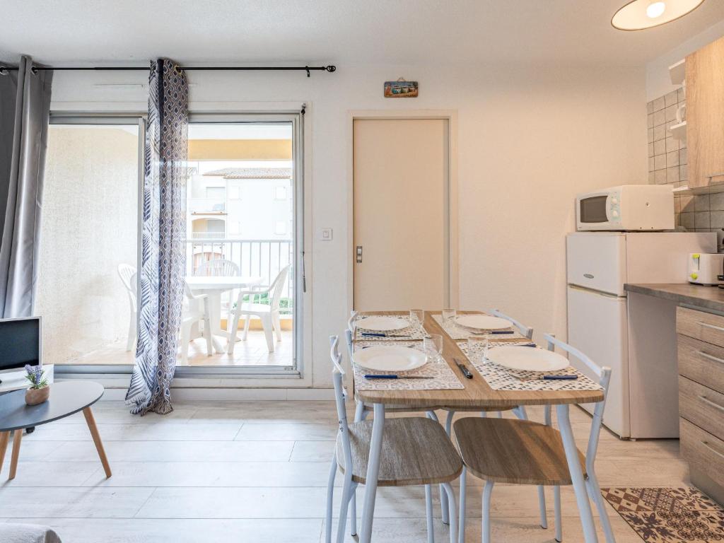 une cuisine et une salle à manger avec une table et des chaises dans l'établissement Apartment Jean Bart I by Interhome, au Cap d'Agde
