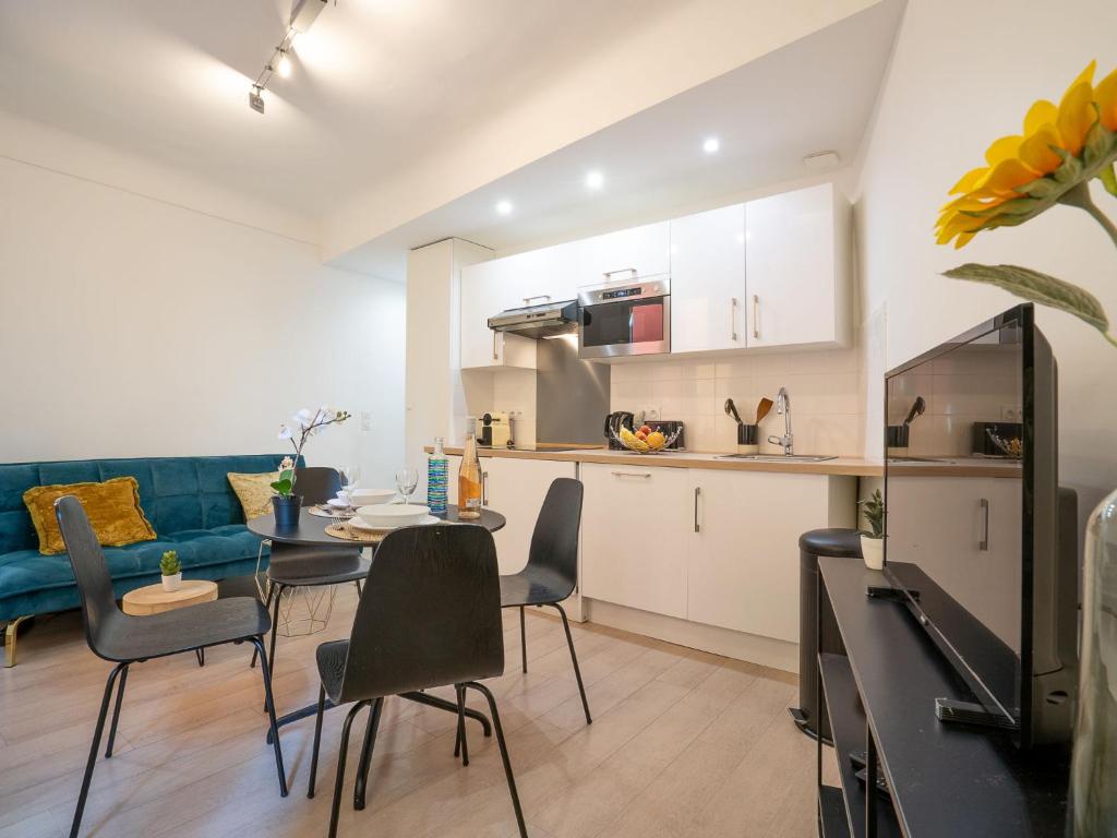 une cuisine et un salon avec une table et des chaises dans l'établissement Apartment L'Augustin by Interhome, à Nice